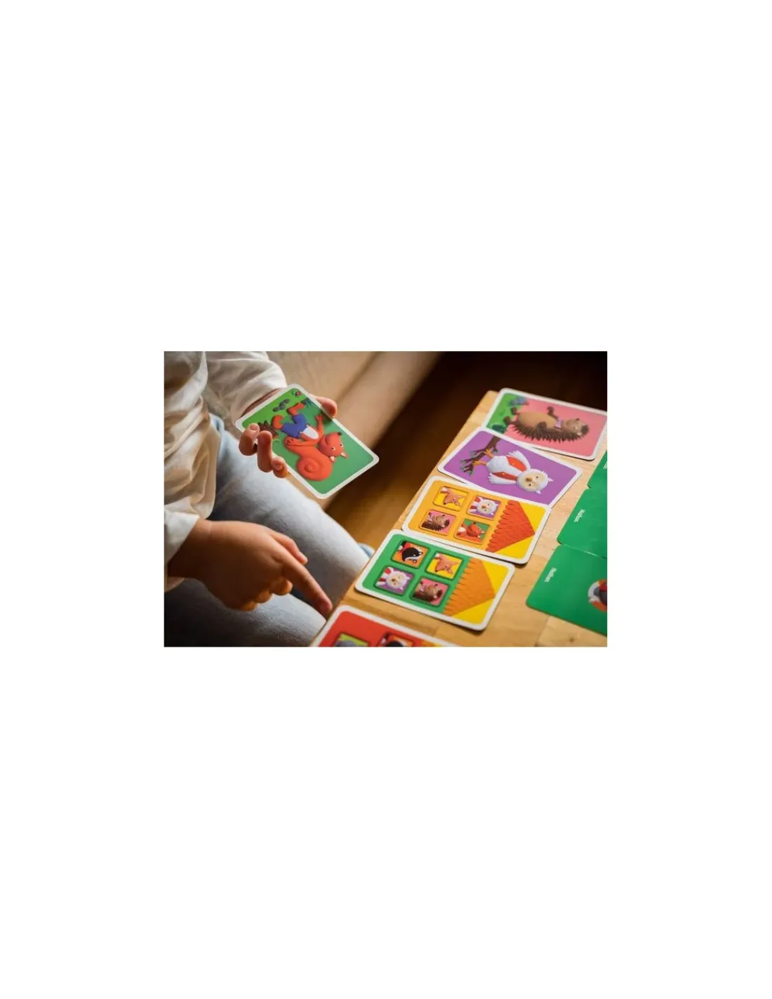 Enfant Nathan Jeu de cartes au loup -